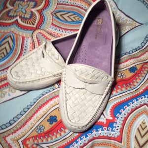 “White Mountain” Leather Loafers!